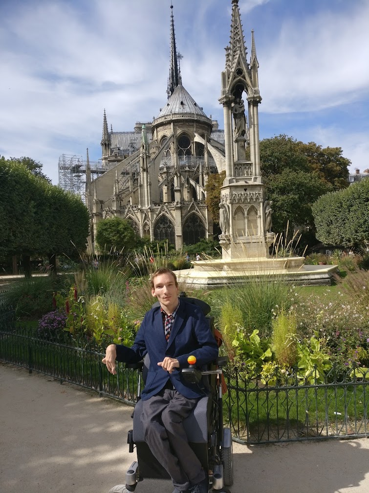 Mateusz Zatylny, founder of NEXTSYNAPSE, outdoors in his wheelchair